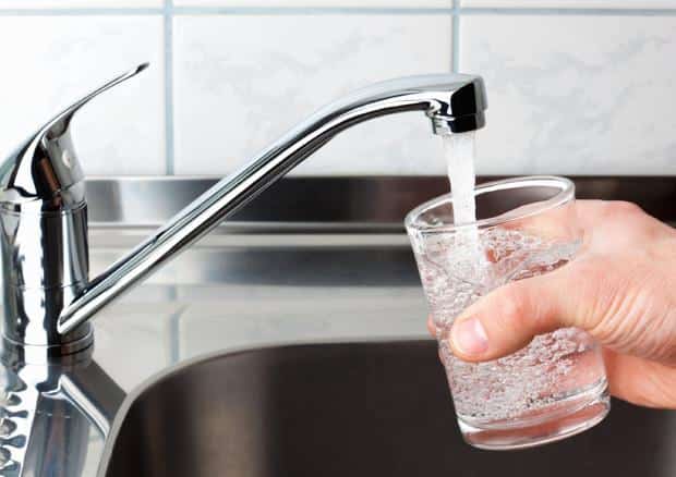 Acqua del Rubinetto con Odore di Zolfo: Cause e Soluzioni